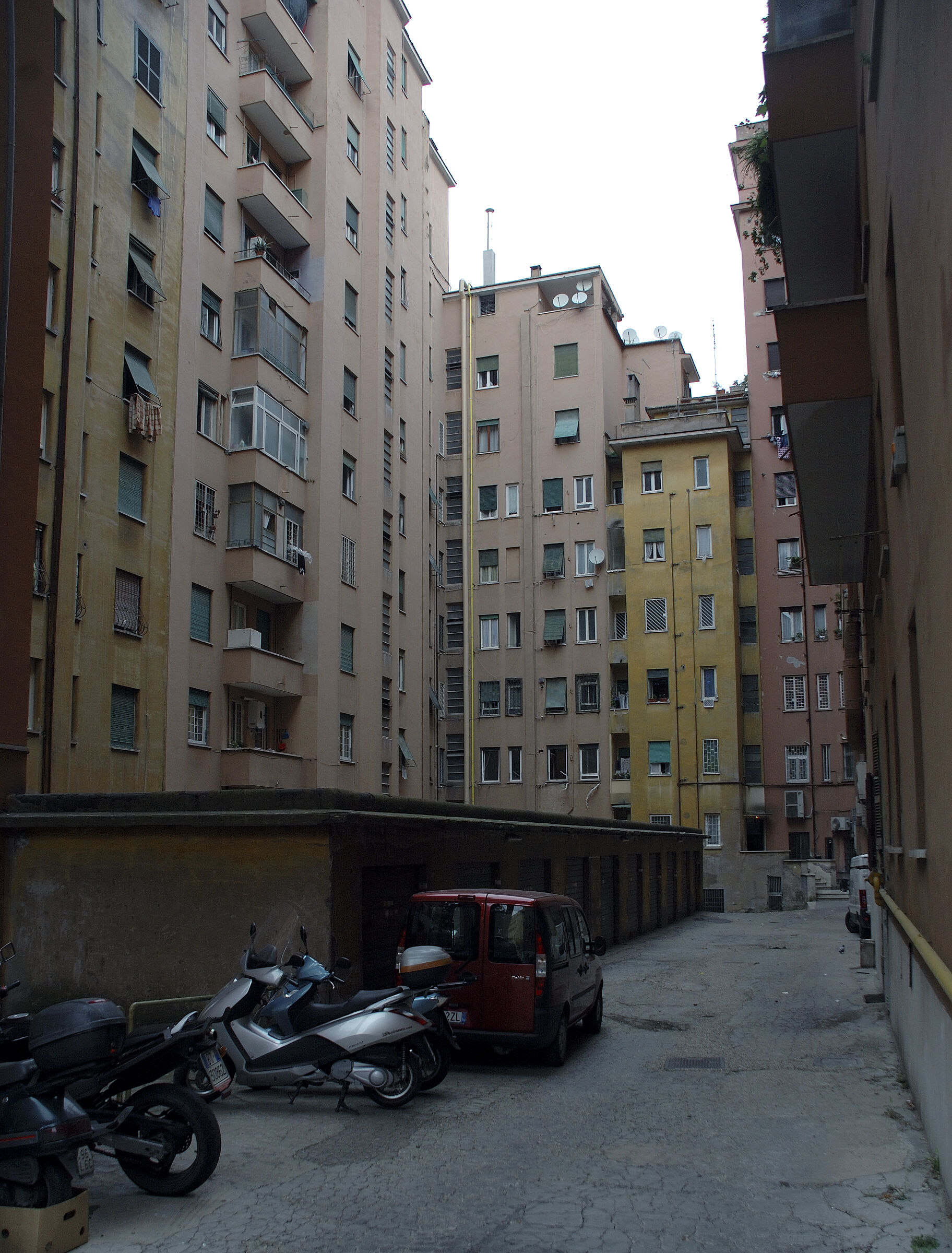 rom (58) - hinterhof teil drei