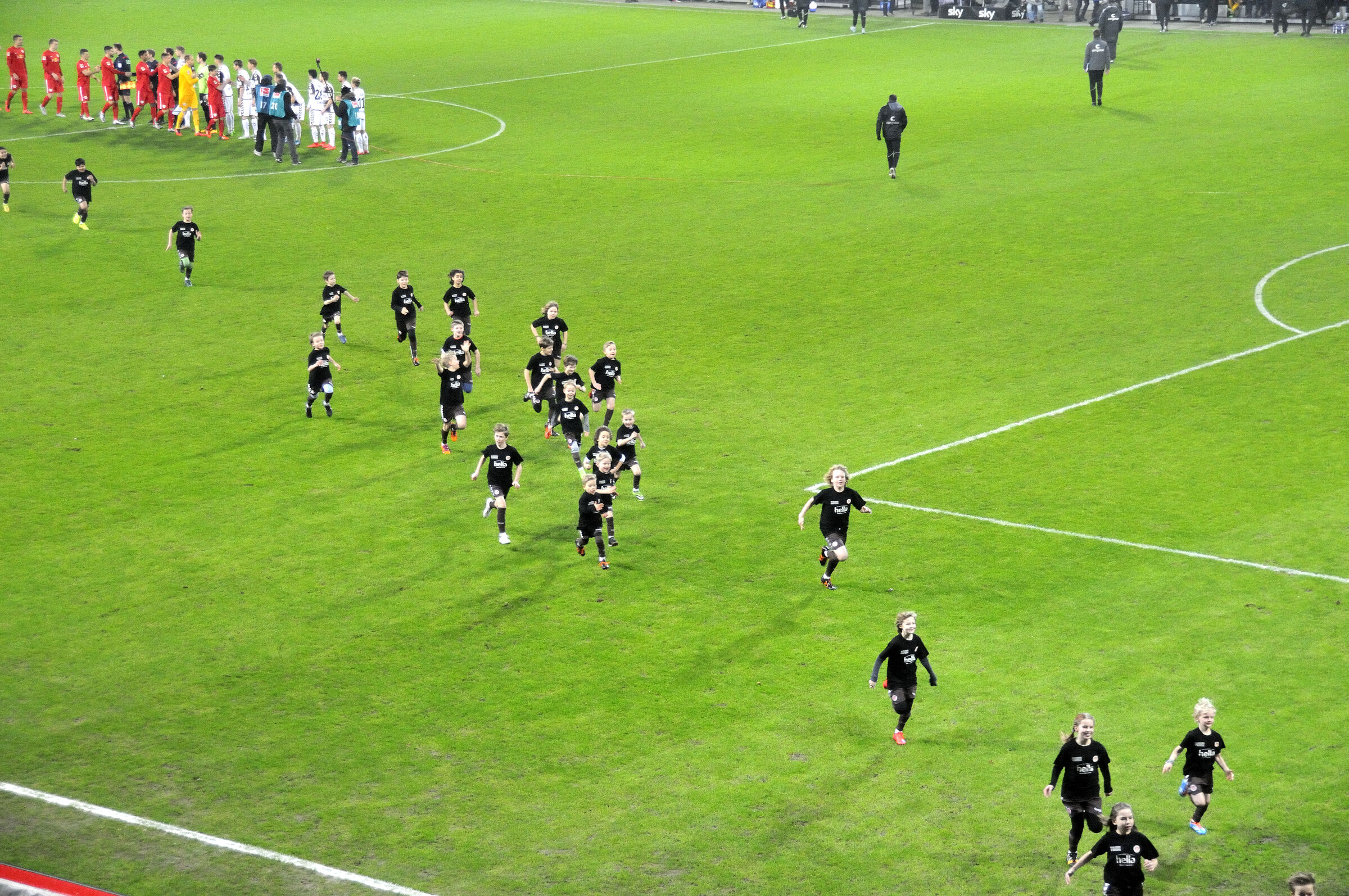 hamburg - st.pauli - millerntor (03)- einlaufkinder