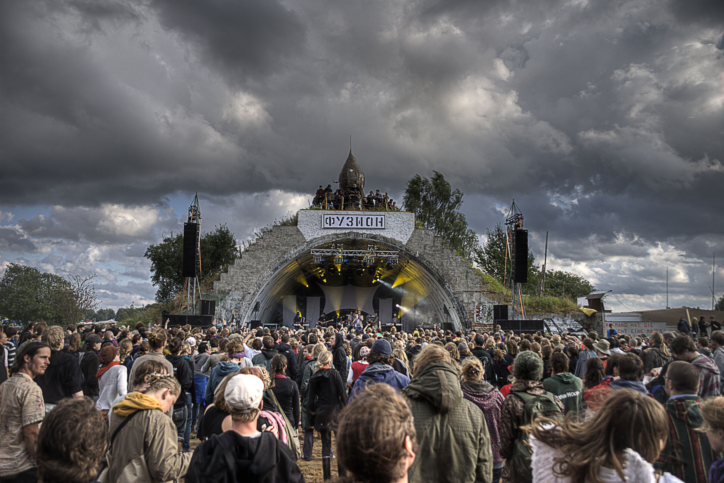 fusion festival 2008 (11) - vor der Hangarbühne