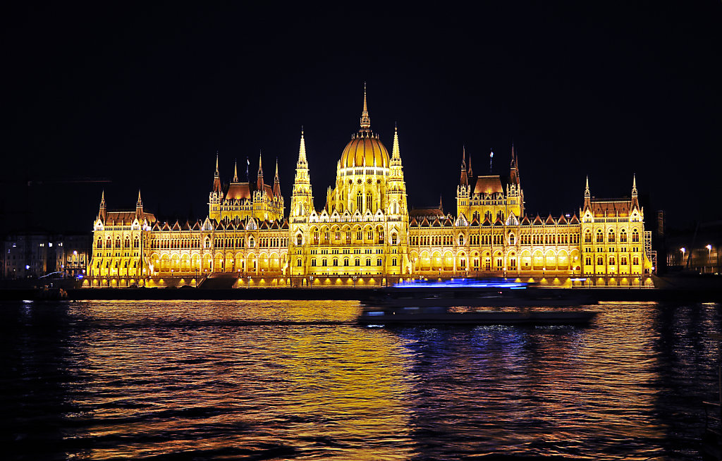 ungarn - budapest - night shots - parlament teil 5