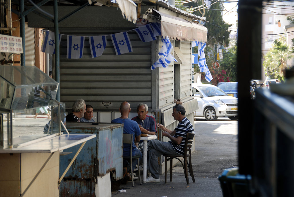 israel – tel aviv - karmel market - ein spielchen wagen
