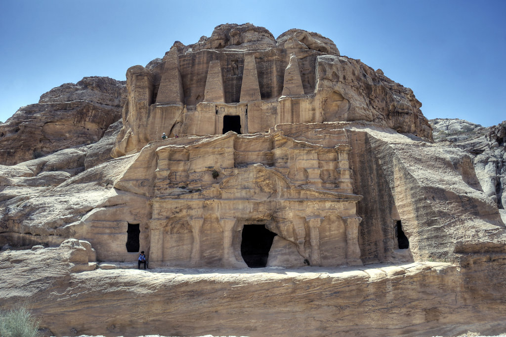 jordanien - petra -  frontansicht obeliskengrab und  bab-es-sik-