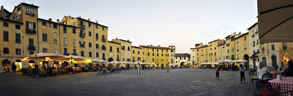 italien- lucca - piazza anfiteatro teilpanorama abends