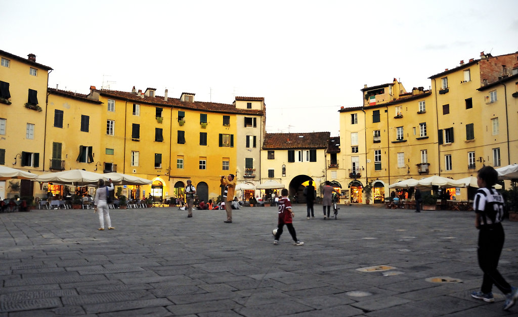 italien- lucca - piazza anfiteatro abends