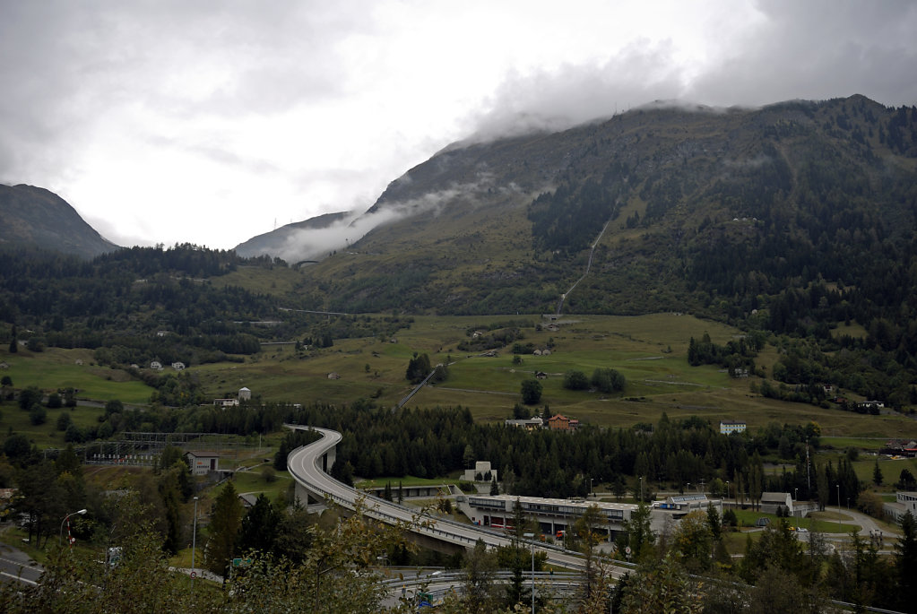 schweiz - gotthardpass - wolkenverhangen