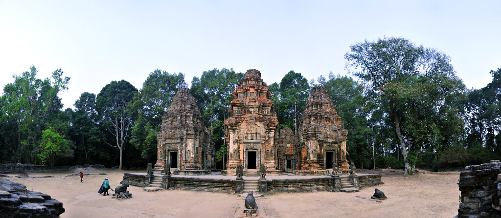 kambodscha - tempel von anghor - preah ko - teilpanorama teil zw
