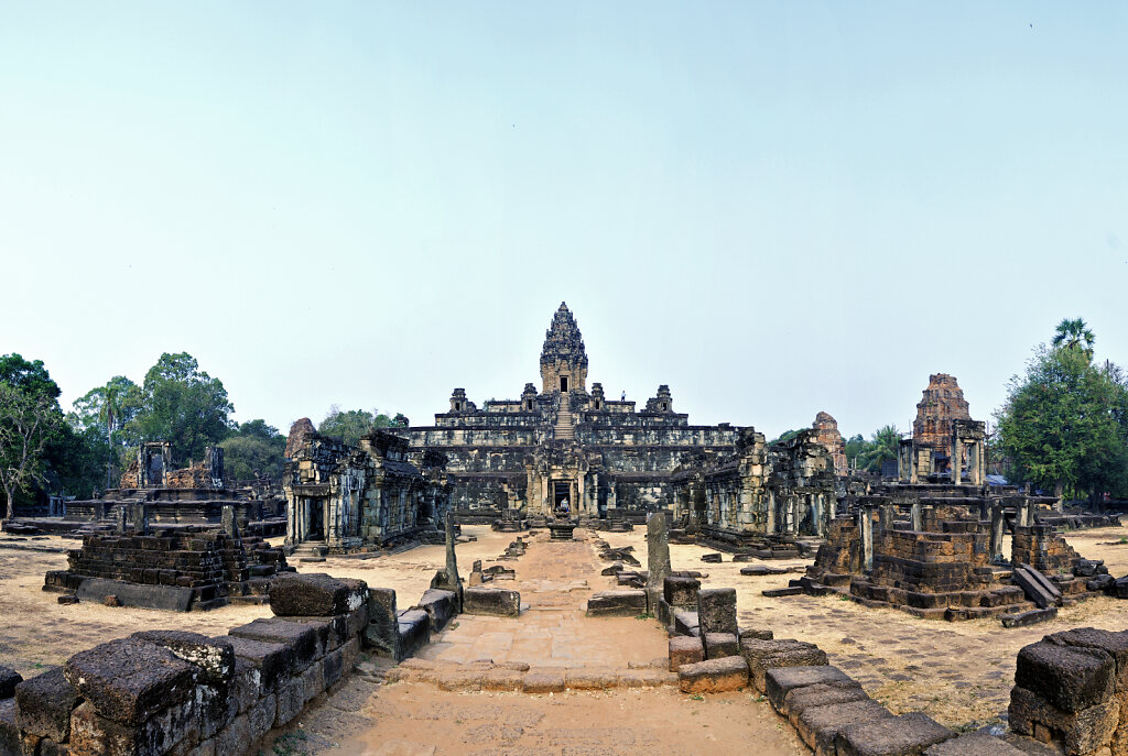 kambodscha - tempel von anghor -  bakong  teilpanorama  teil vie