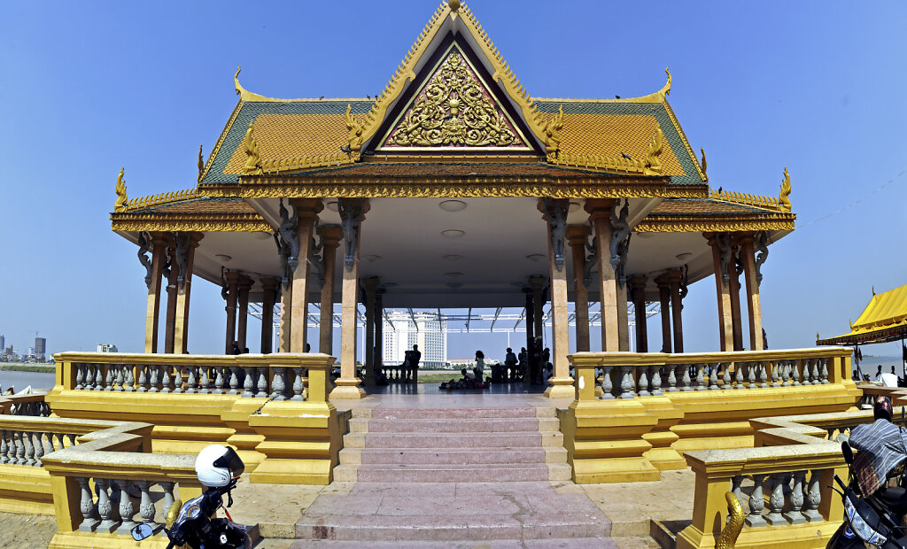 phnom penh -  am fluss (21) - teilpanorama